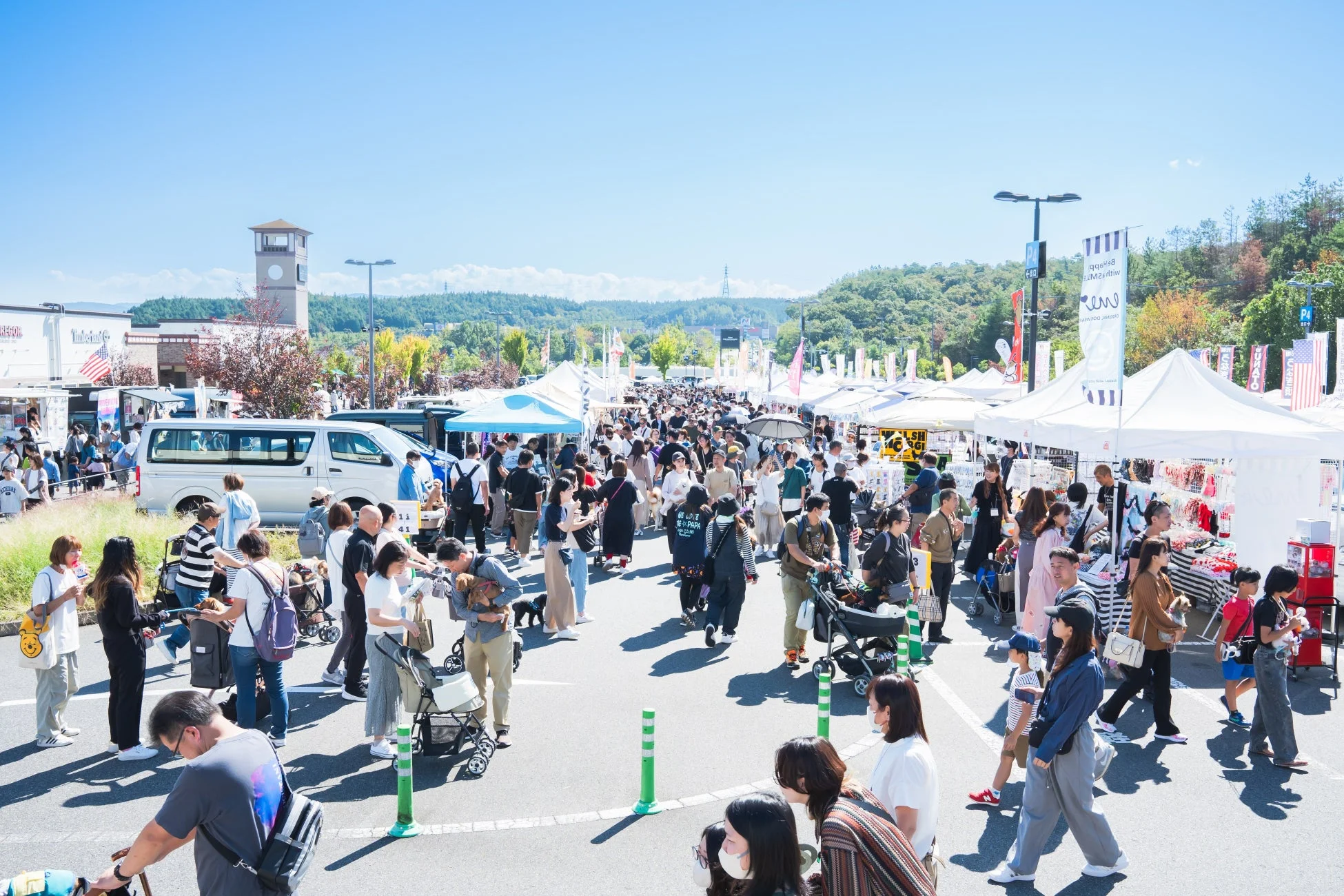 屋外イベントで賑わう人々