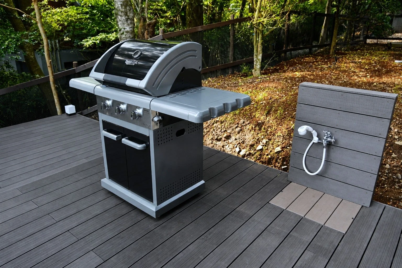 BBQグリルと愛犬の足洗いシャワーも完備