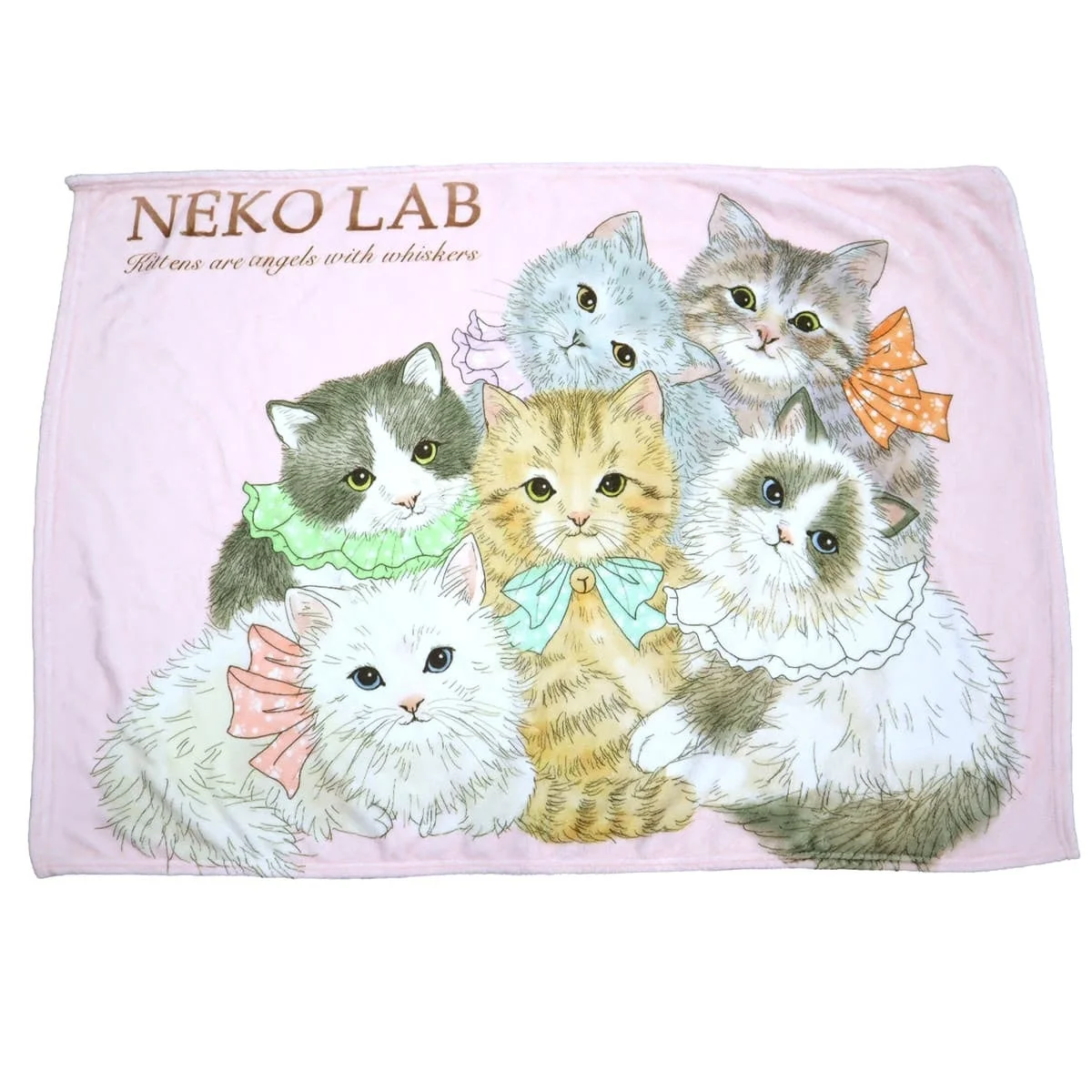 ピンク色のブランケットに子猫たちが描かれている