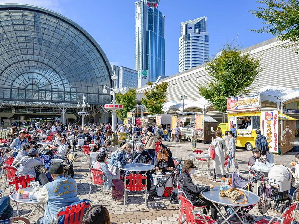 フードトラックが並び賑わう屋外広場