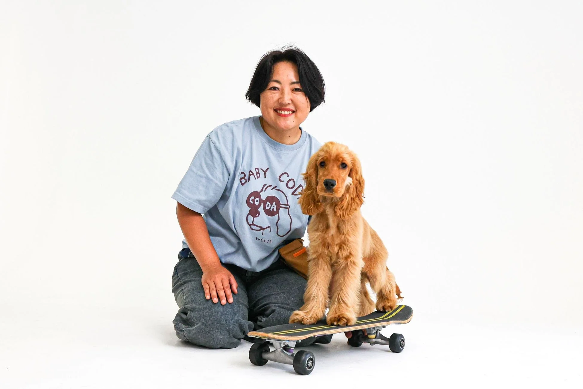 女性とスケボー犬
