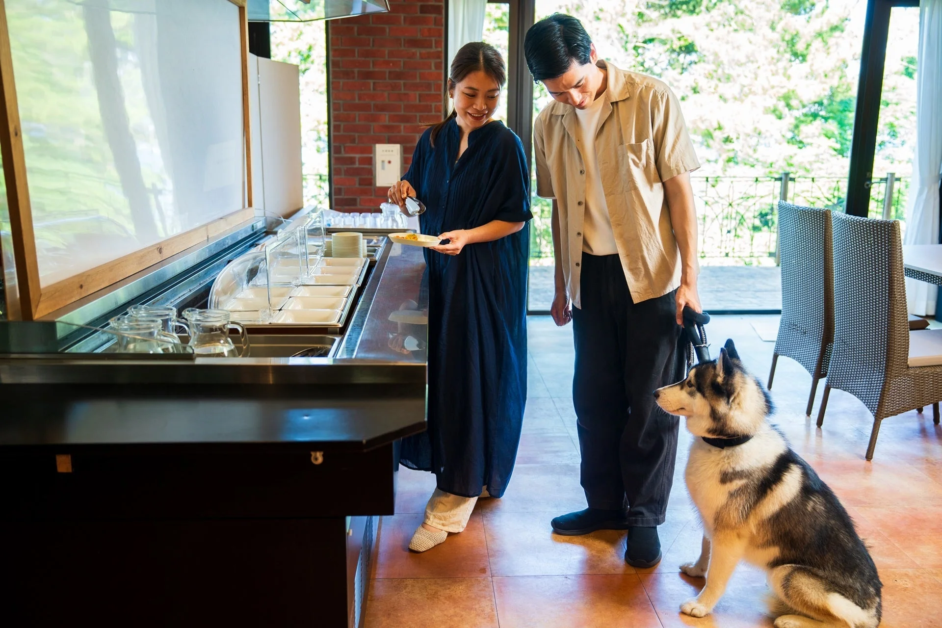 ビュッフェを楽しむカップルと愛犬