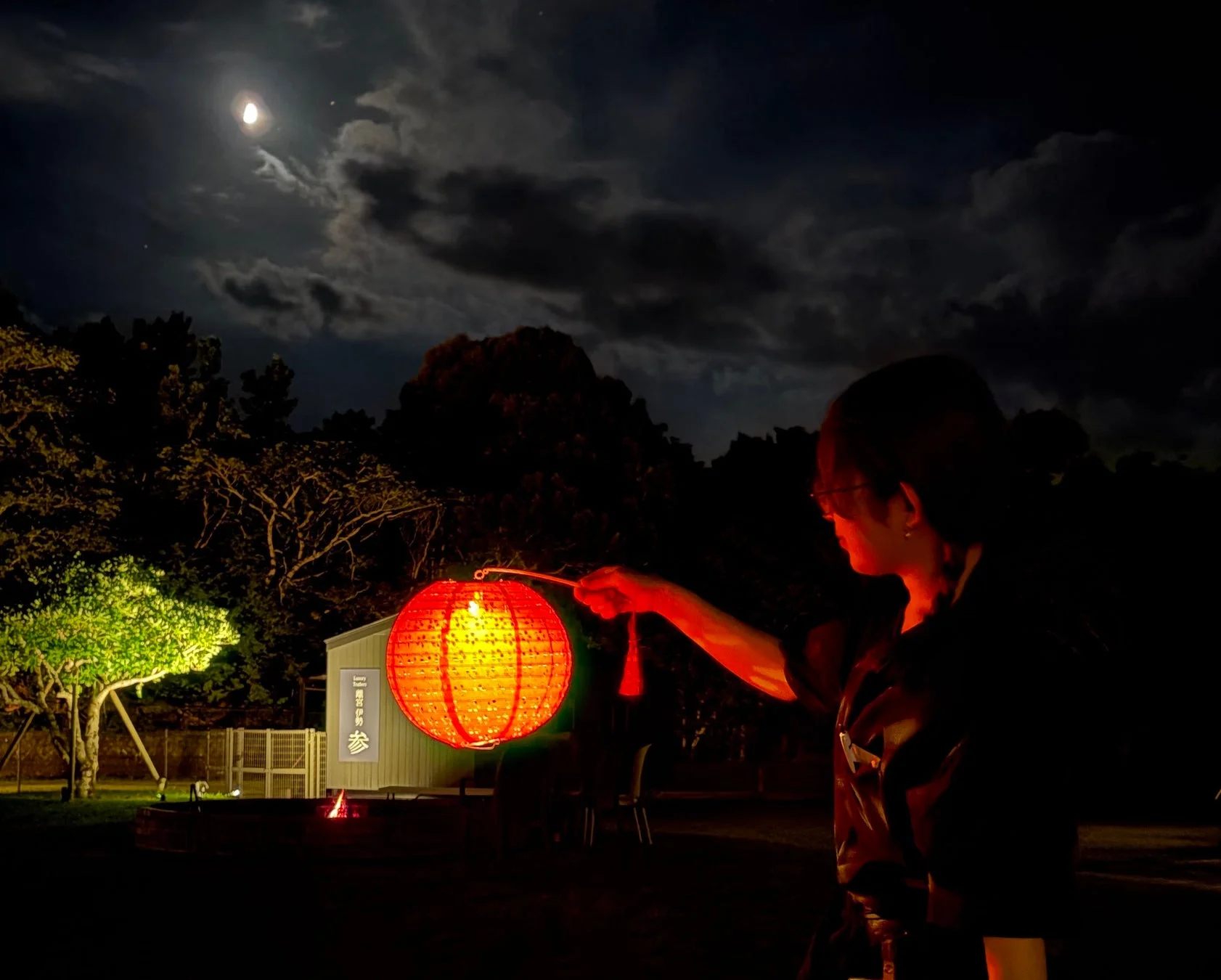 夜景の中、提灯を持つ人物