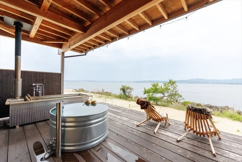 露天風呂,アウトドア風呂,テラス,水辺の景色,湖畔,海辺,木製デッキ,グランピング,リラックス空間,バスタブ,薪風呂