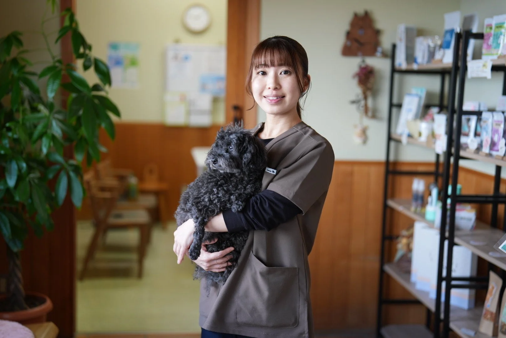女性獣医師と犬
