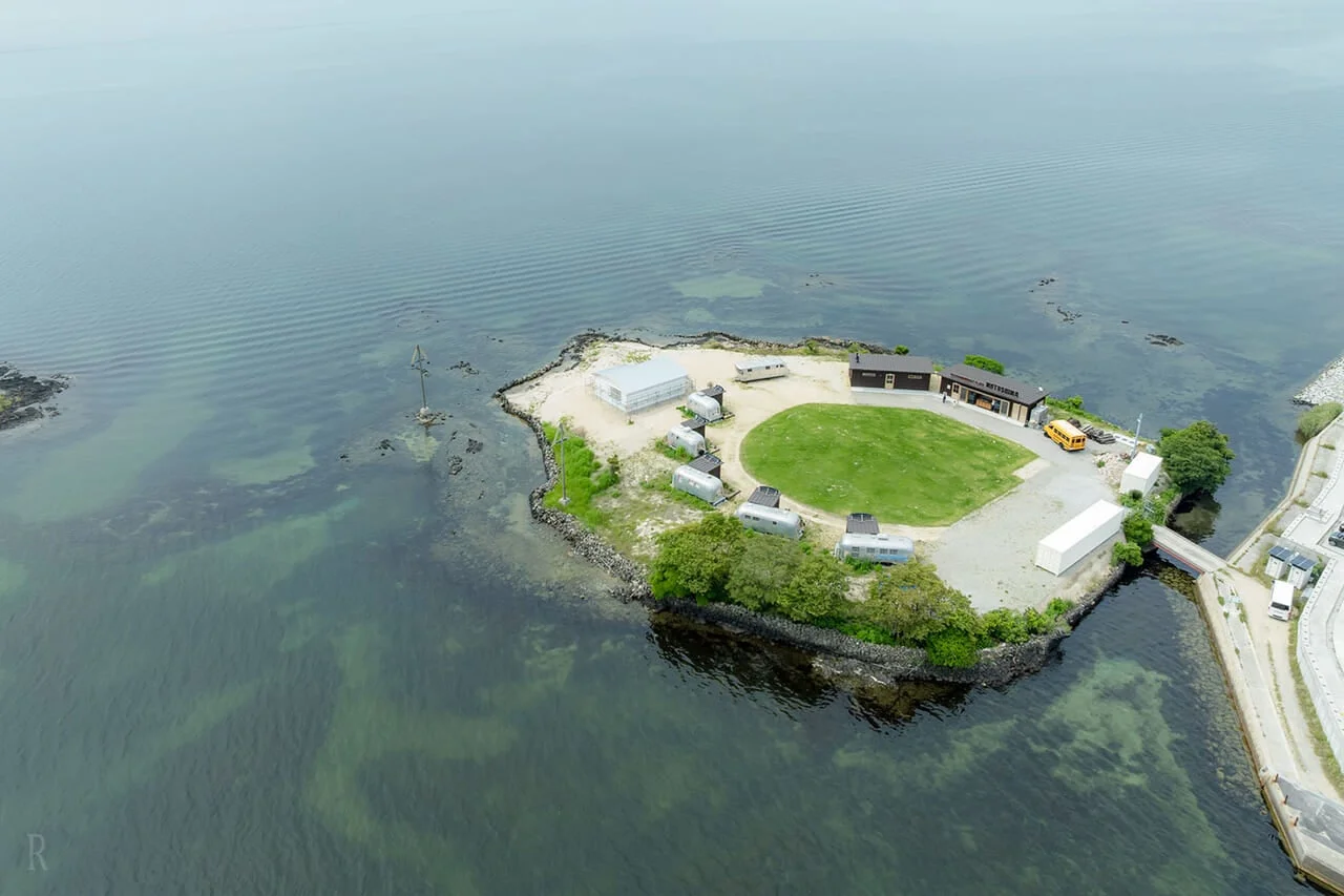 空撮,島,半島,水辺,建物,トレーラーハウス,緑地,駐車場,橋,バス,自然,観光,宿泊施設