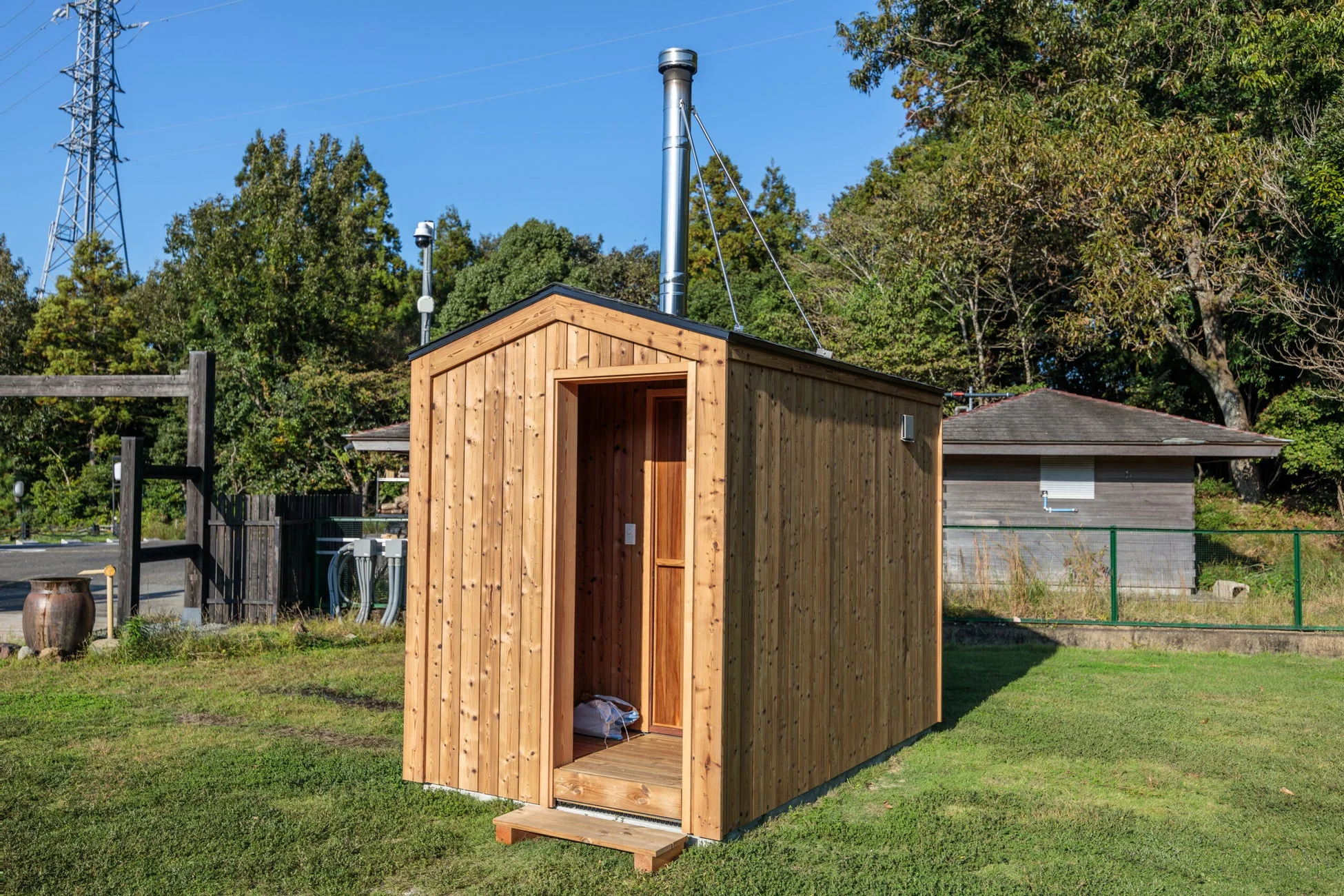 青空の下に建つ木造のサウナ小屋