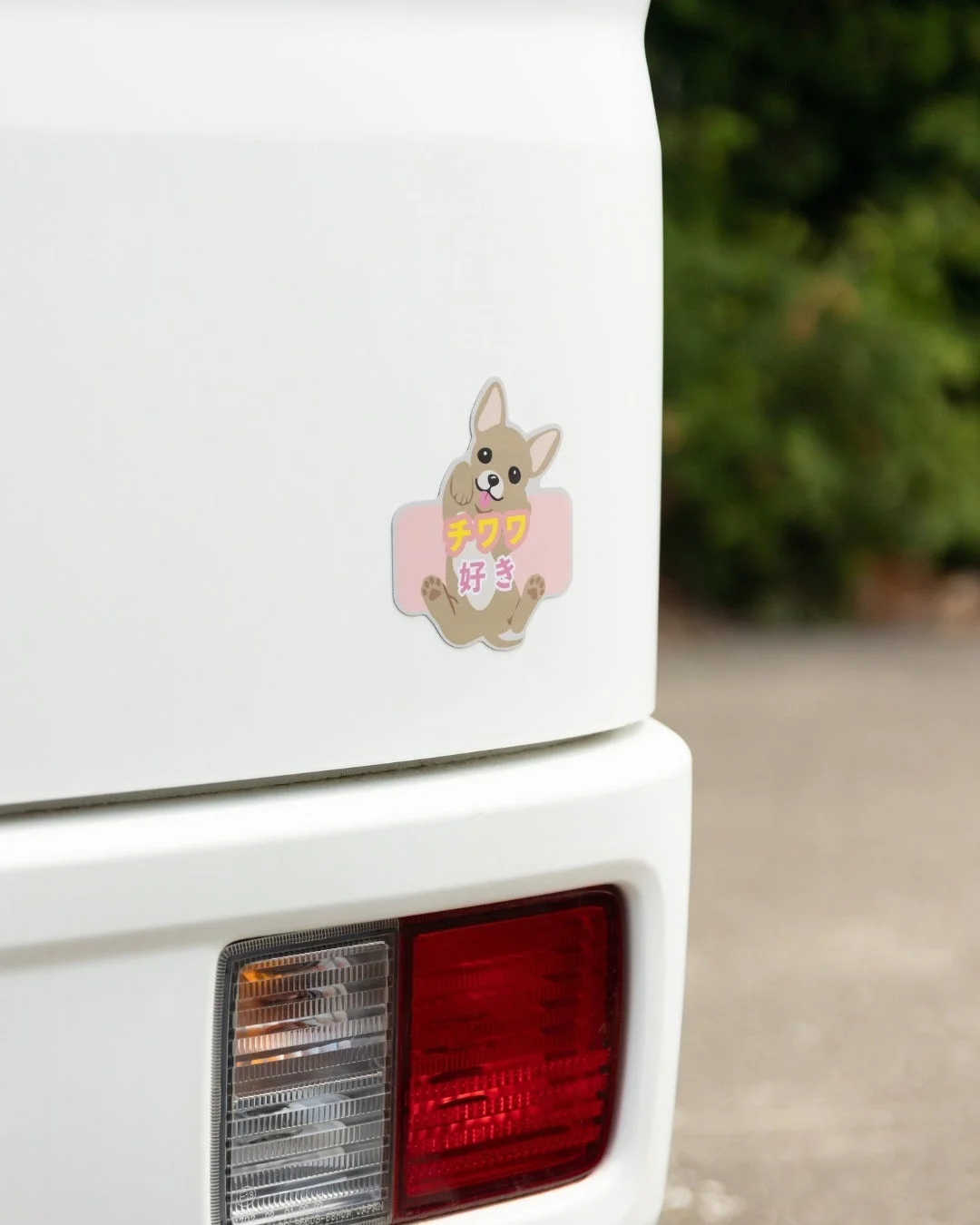 車に貼られたチワワのマグネット