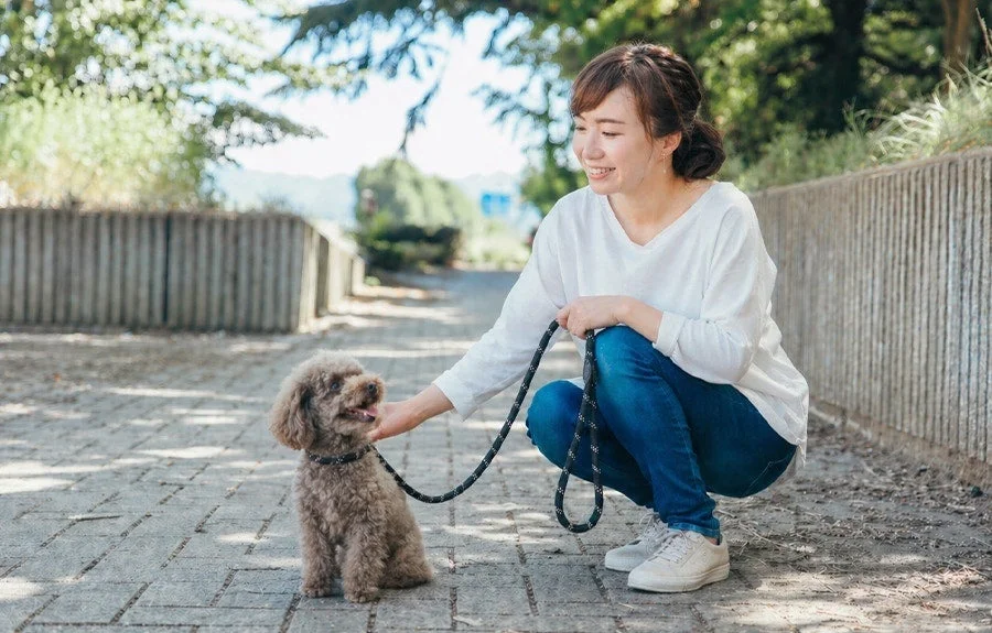 笑顔の女性と犬