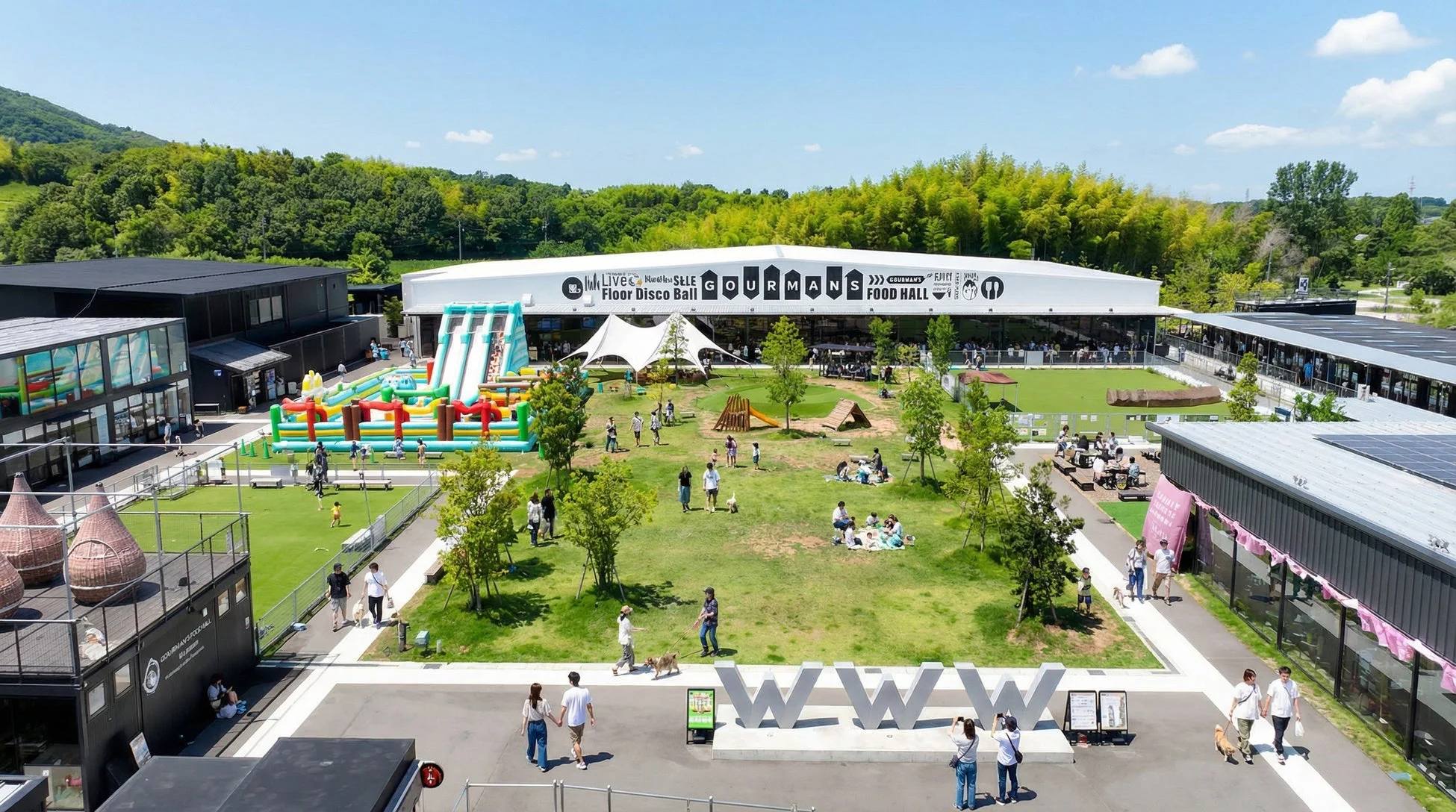WHATAWONの屋外広場