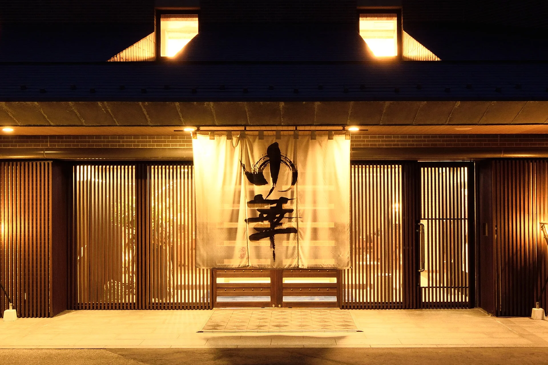 夜の日本家屋の入り口