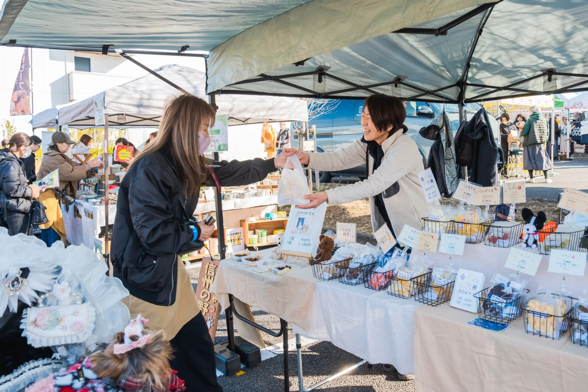 マルシェで買い物をする女性