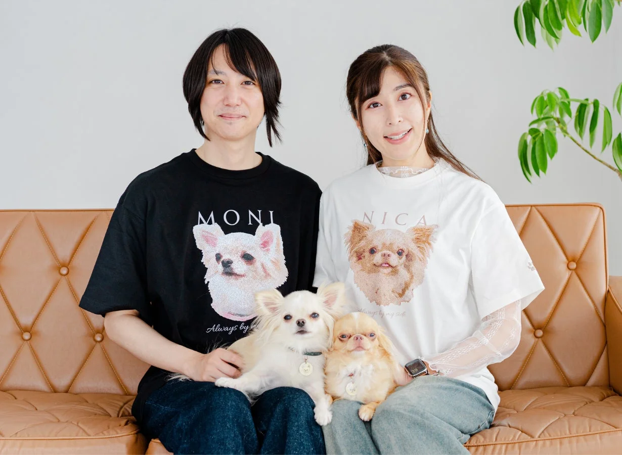 犬とカップルがTシャツを着ている画像