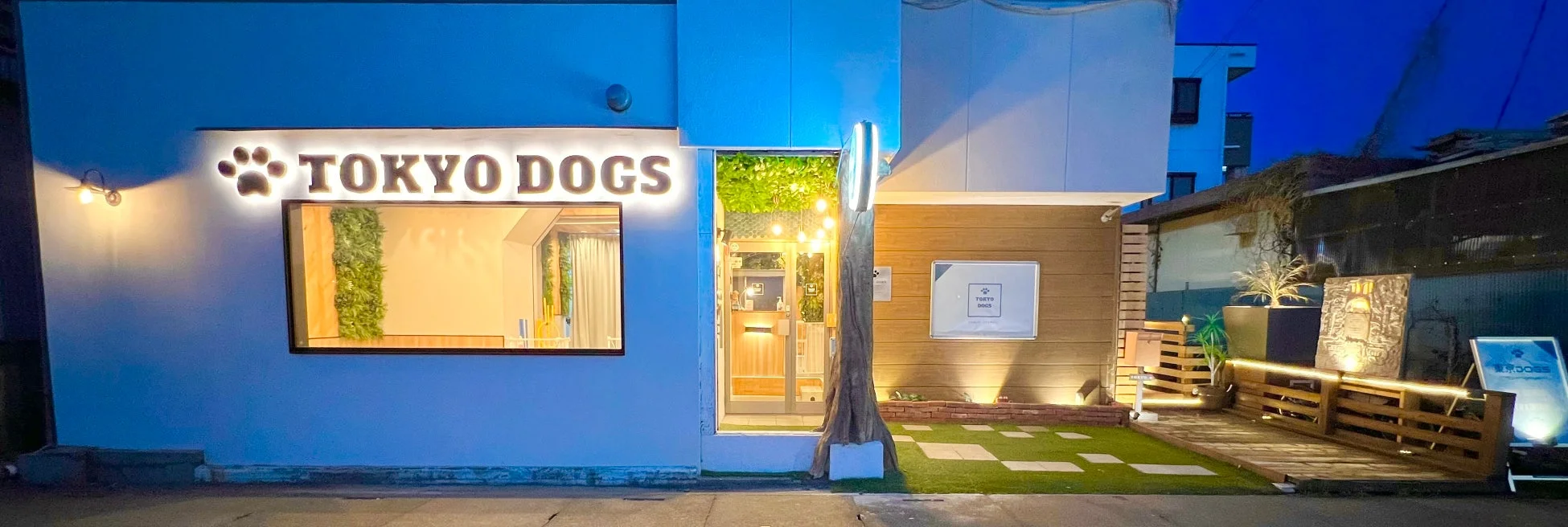 店舗外観の夜景