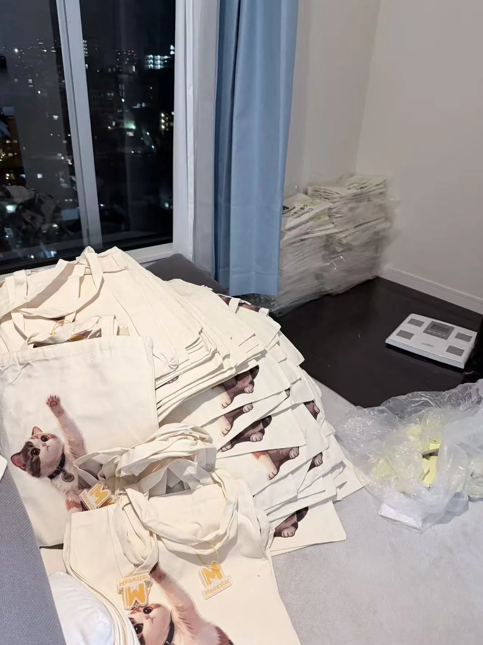 部屋に積み上げられたMeowsterのトートバッグ