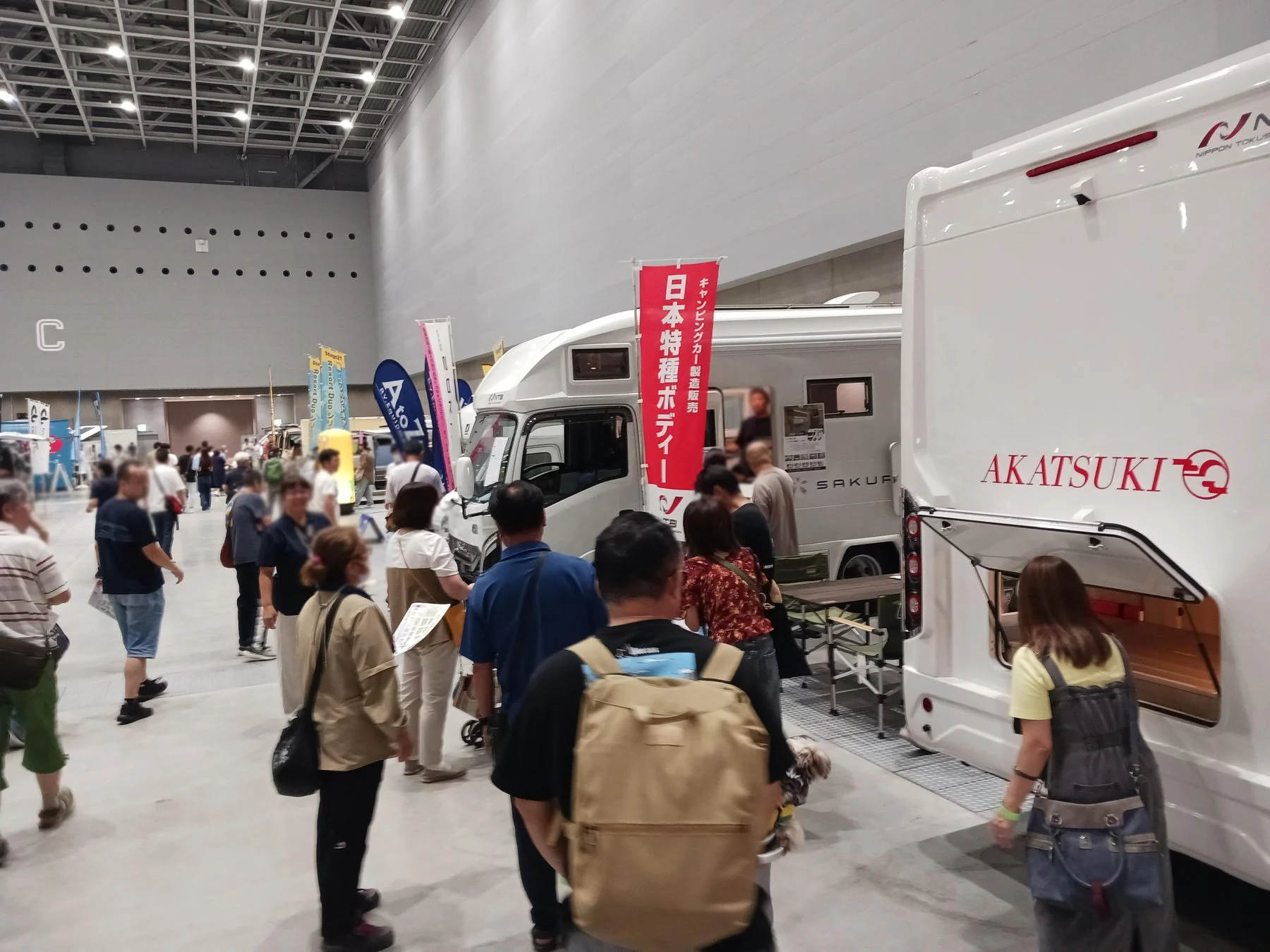 キャンピングカー展示会場