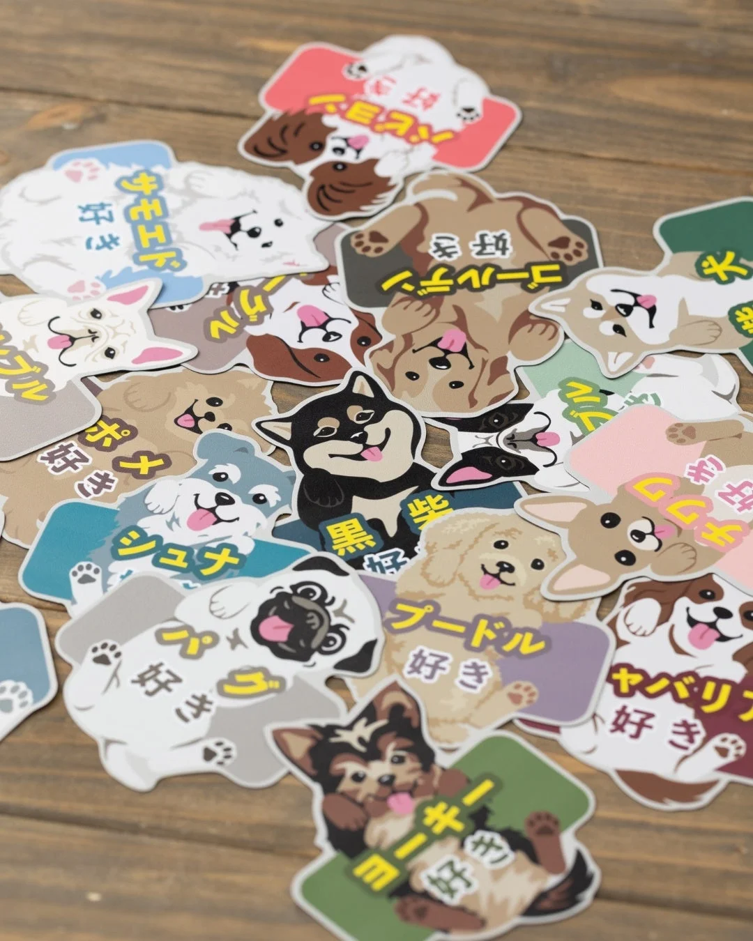 たくさんの犬種マグネットが貼られた木製の背景