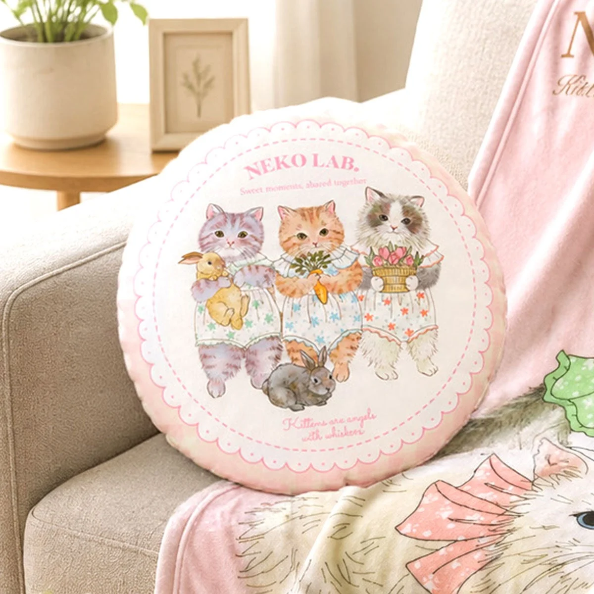 子猫とうさぎの丸いクッション