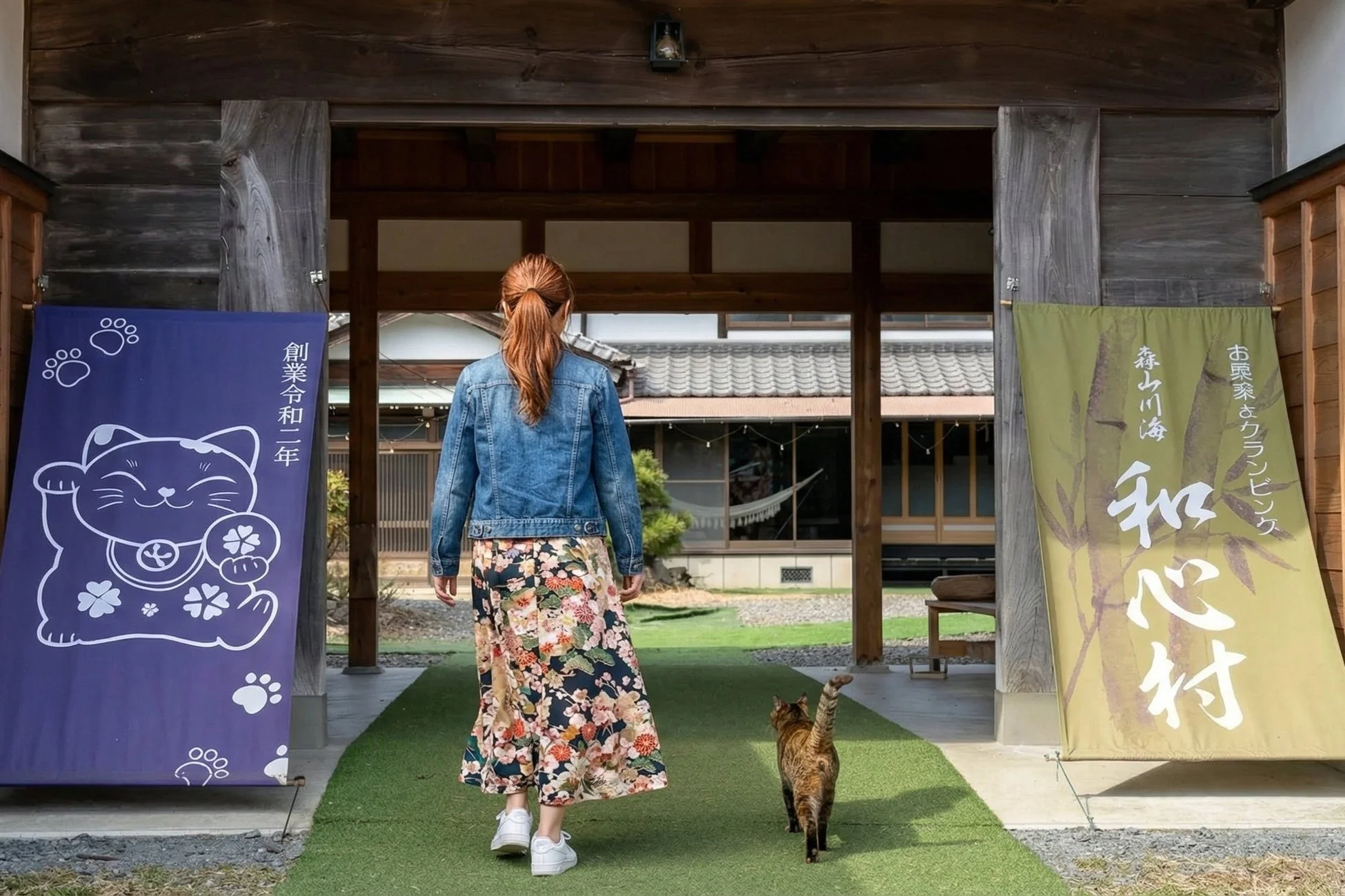 女性が猫に続いて門をくぐる