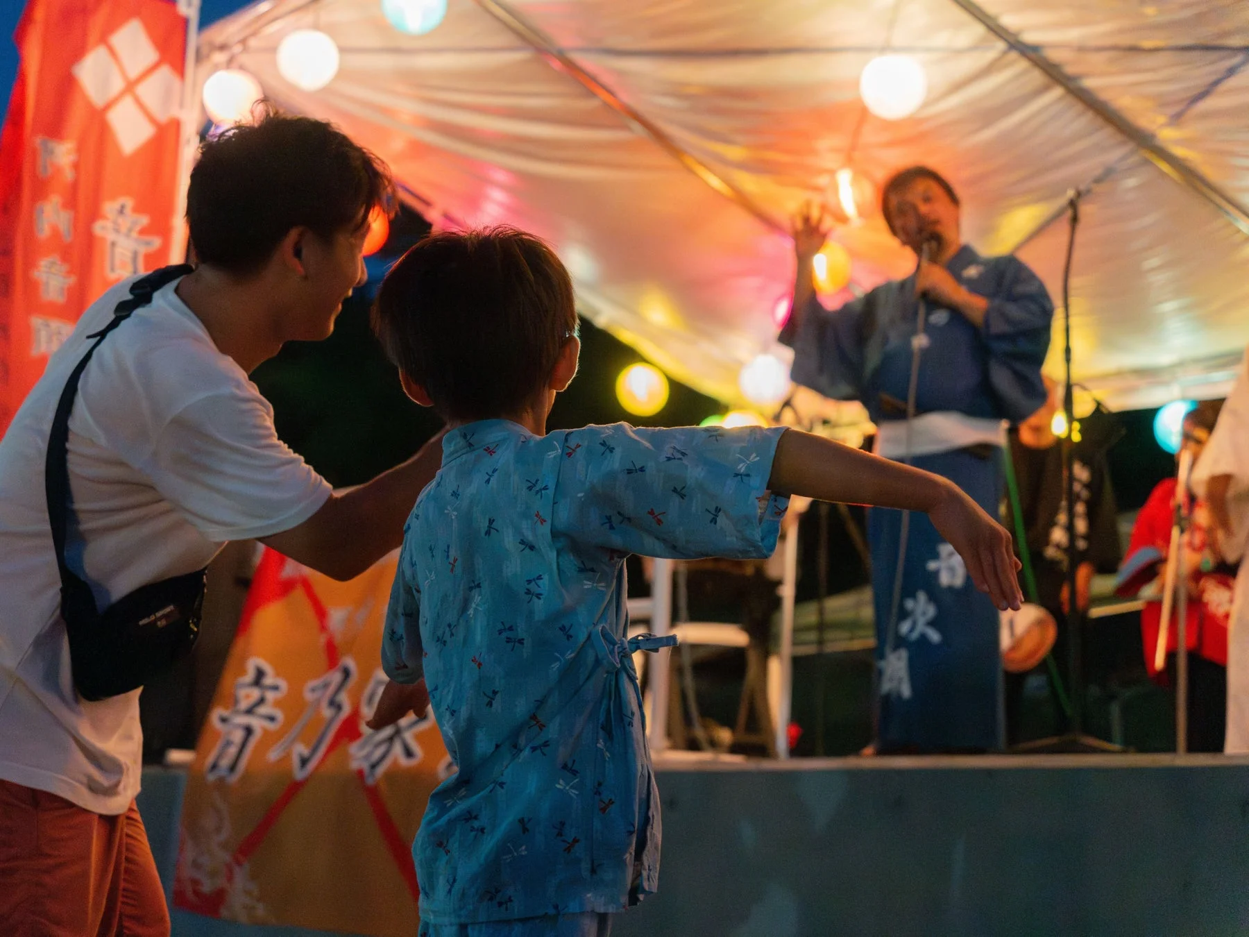 盆踊りを楽しむ親子