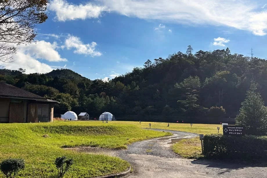 グランピング施設とグラウンドゴルフの看板