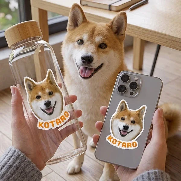 柴犬がデザインされたステッカーが貼られた水筒とスマートフォン