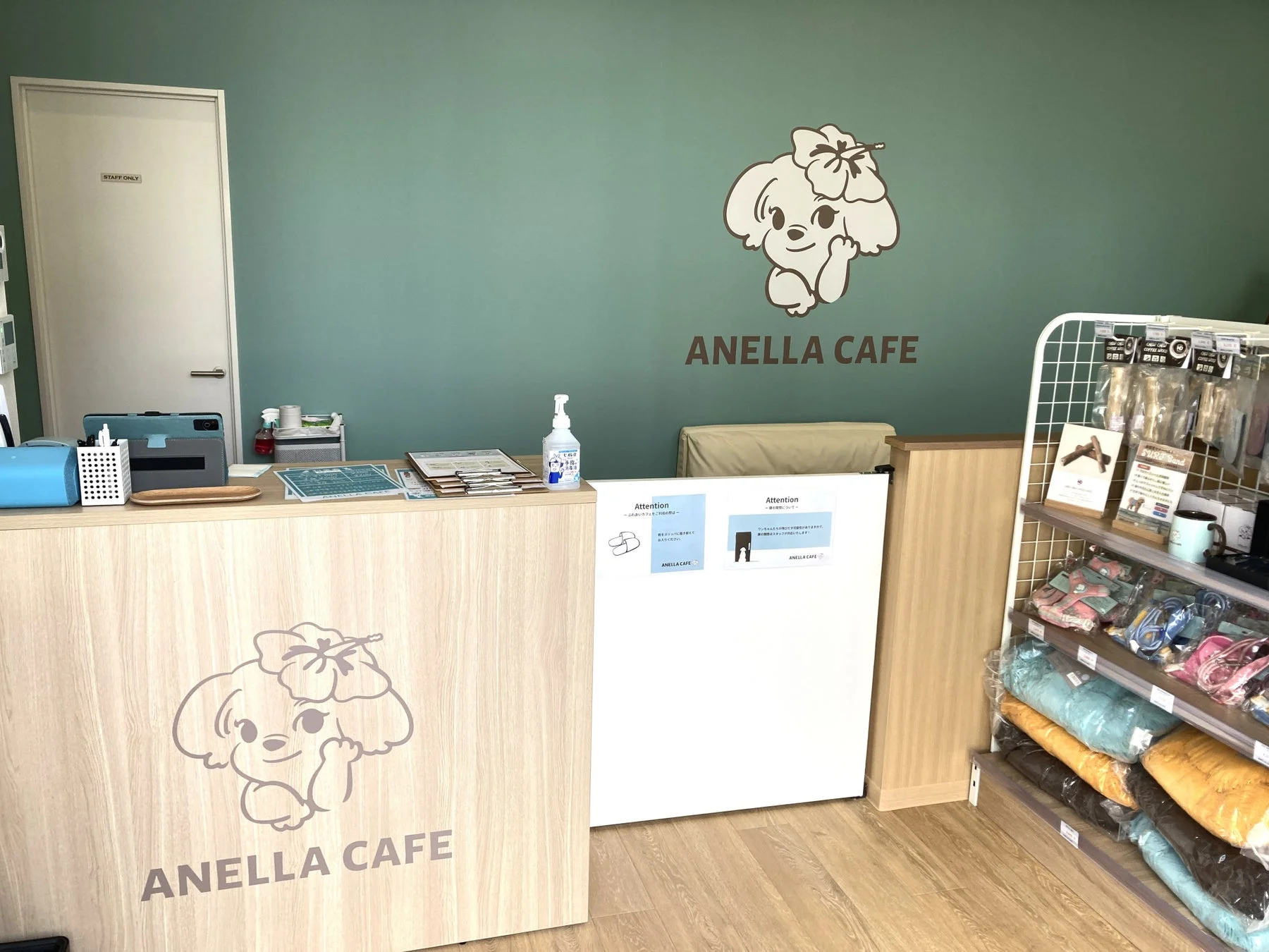 ANELLA CAFEの受付カウンター