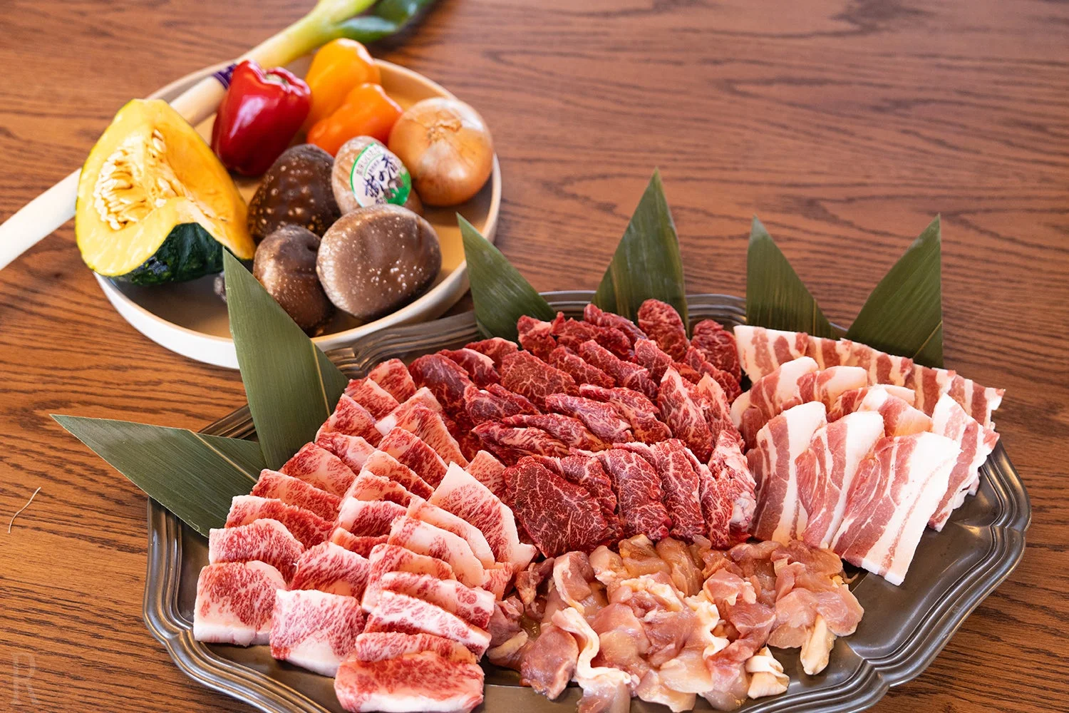 焼肉,肉盛り合わせ,牛肉,豚肉,鶏肉,野菜,食材,バーベキュー,新鮮,豪華,料理準備,和食,食卓