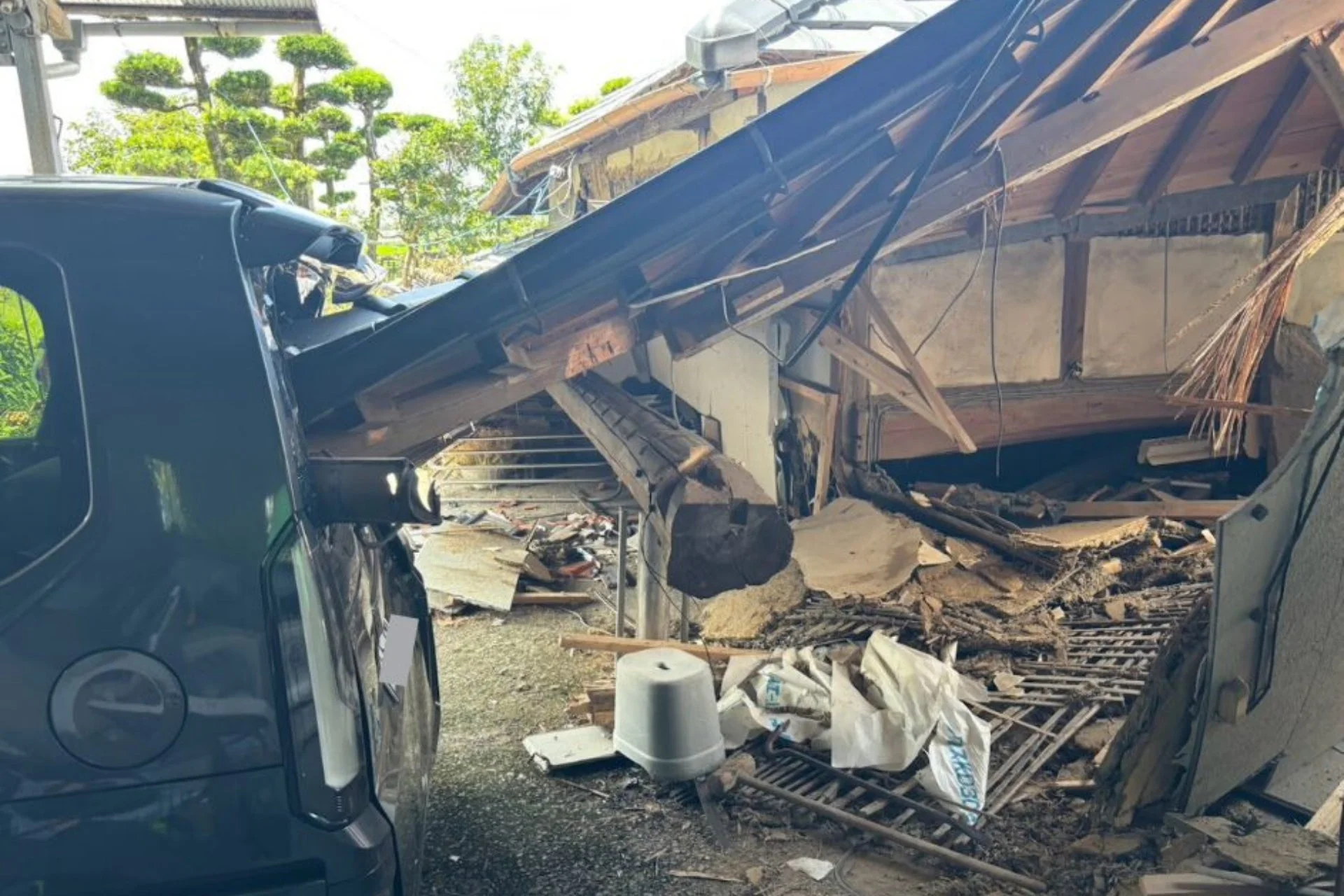 家屋倒壊と車両被害