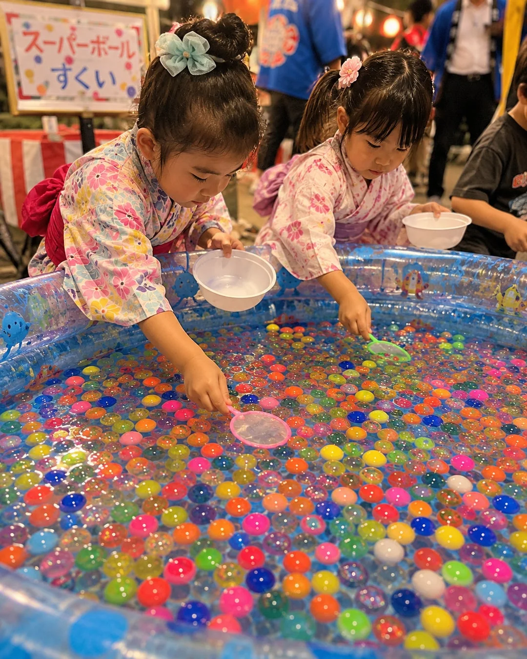 スーパーボールすくいを楽しむ女の子たち