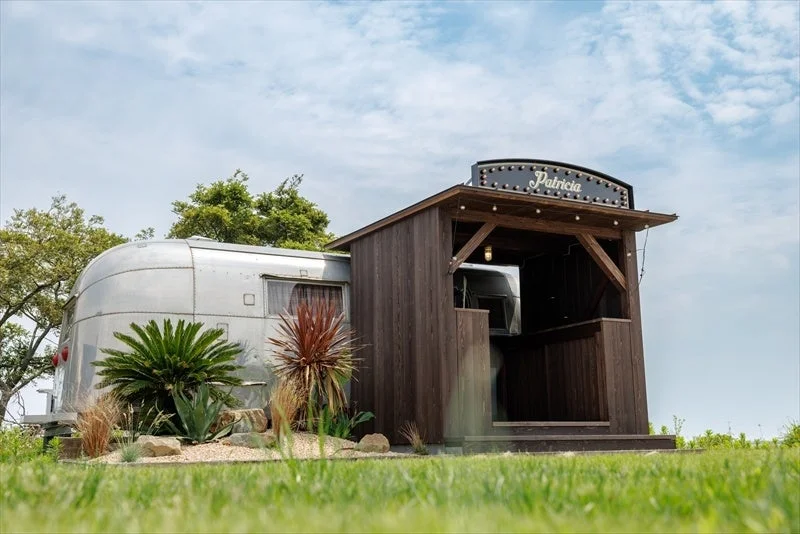 Airstream,トレーラーハウス,グランピング,宿泊施設,アウトドア,自然,青空,植物,ユニークな建物