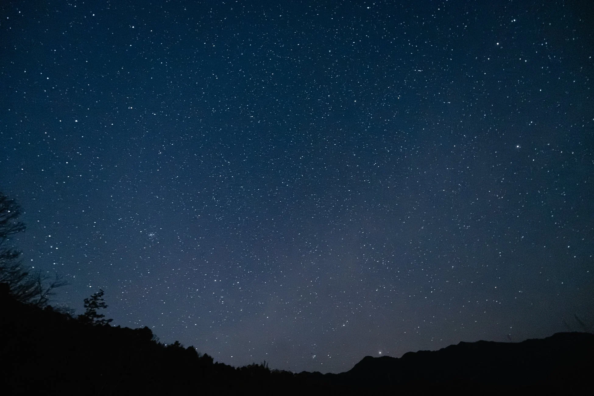 満天の星空と山々