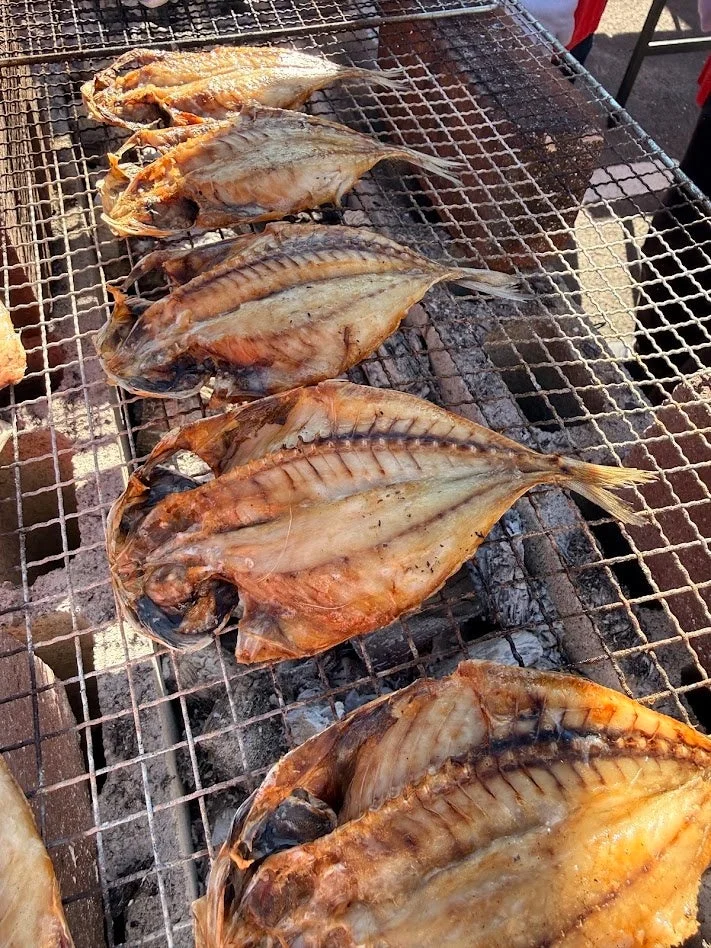炭火で焼かれた複数の開き干物