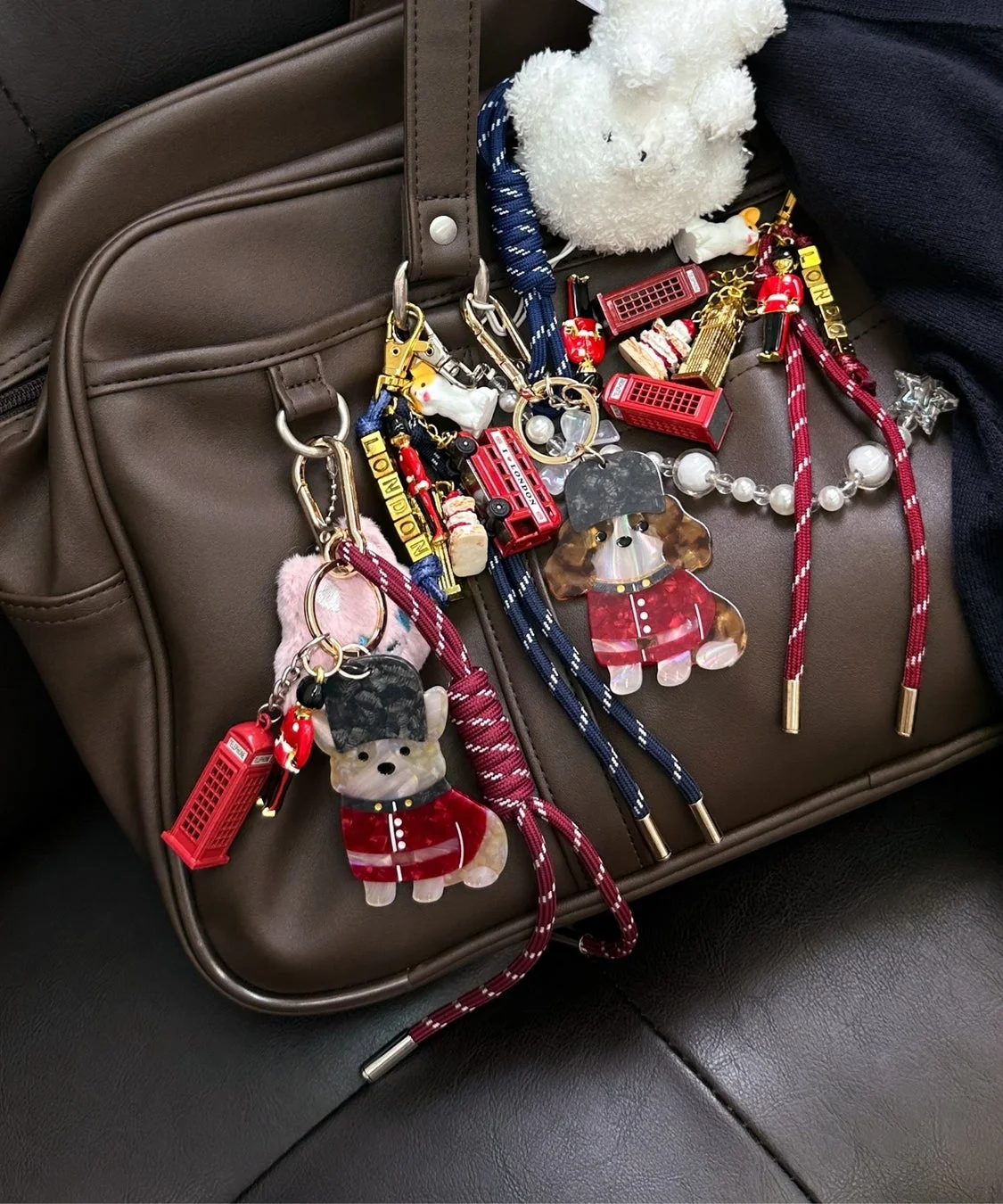 バッグに付けられたキーチェーン