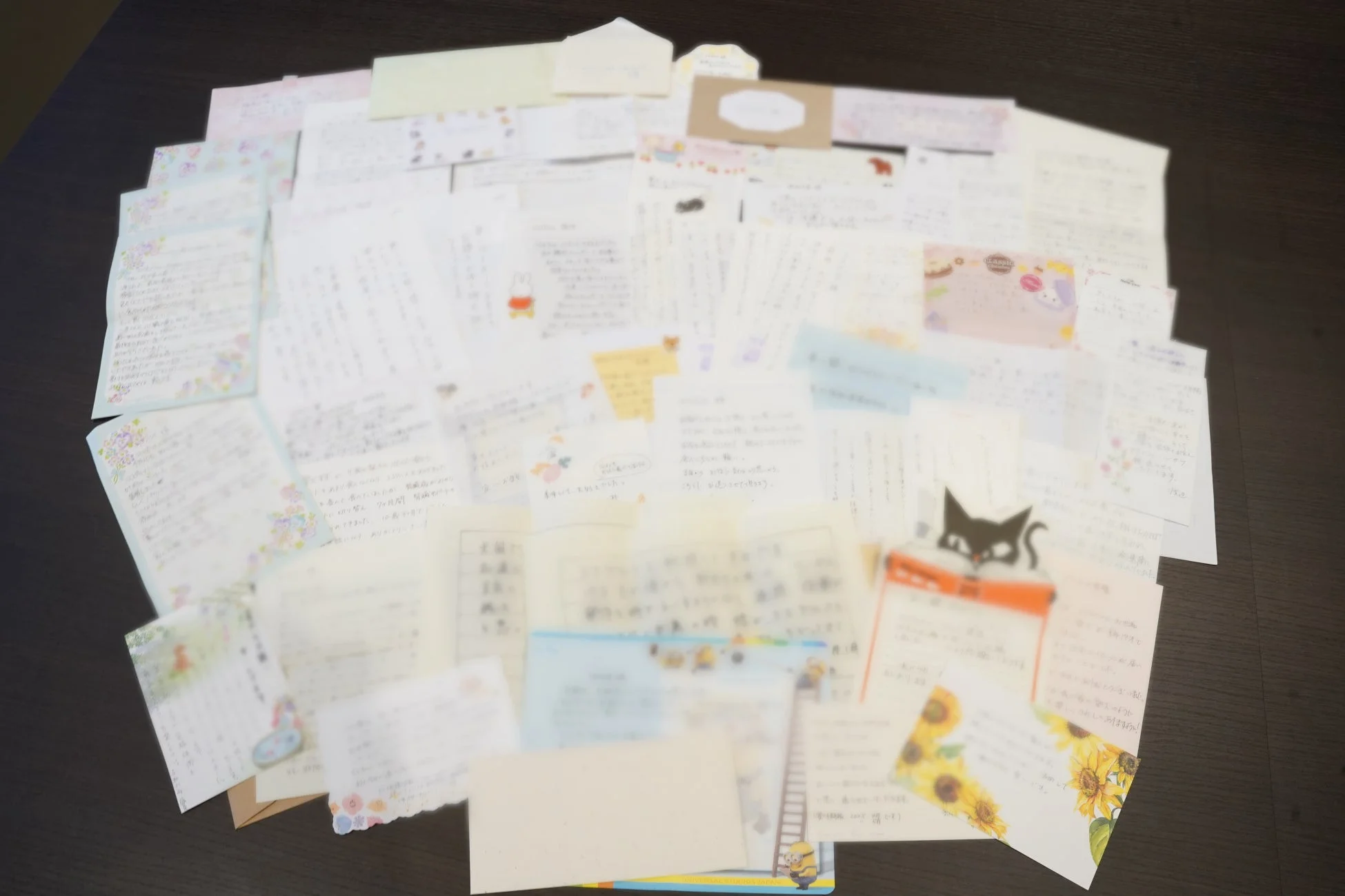 たくさんの手書きのメッセージカードや手紙が広げられています