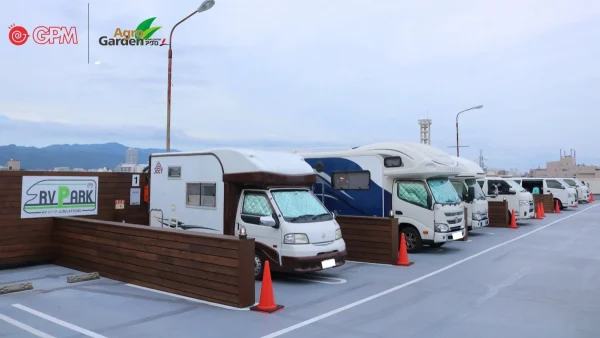 神戸の夜景に泊まる！「JUBILATIONS×アグロガーデン神戸」屋上RVパークが初日から全9区画満車の大盛況！