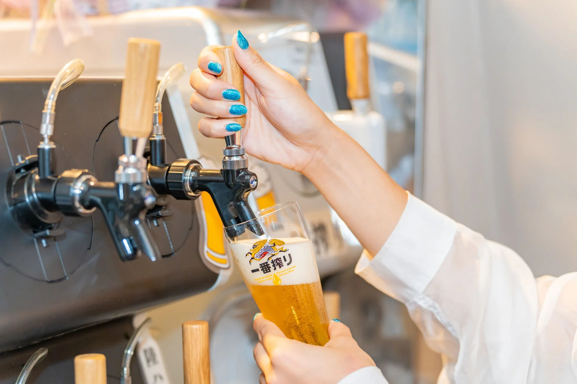 ビールを注ぐ様子