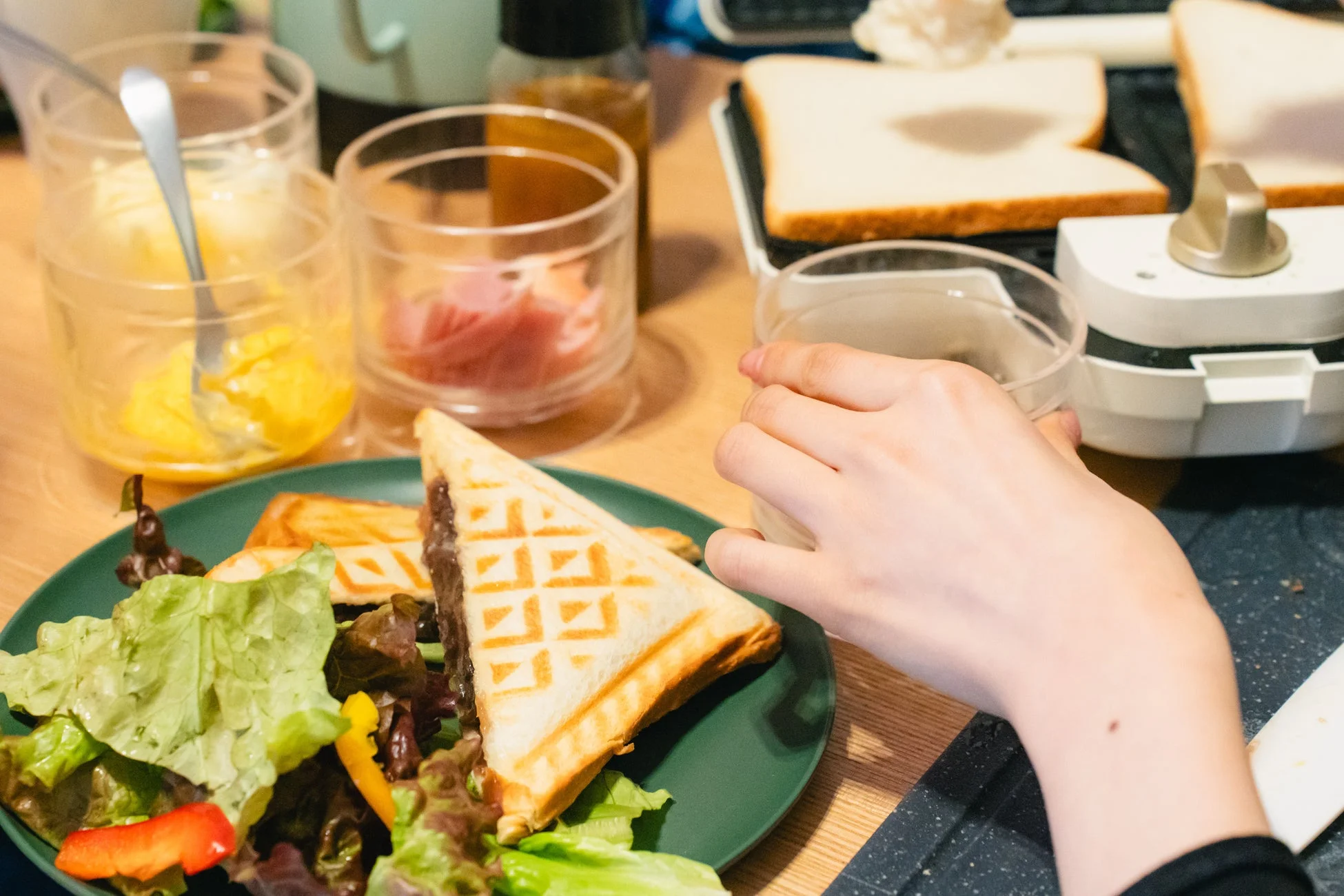 ホットサンドを作る様子