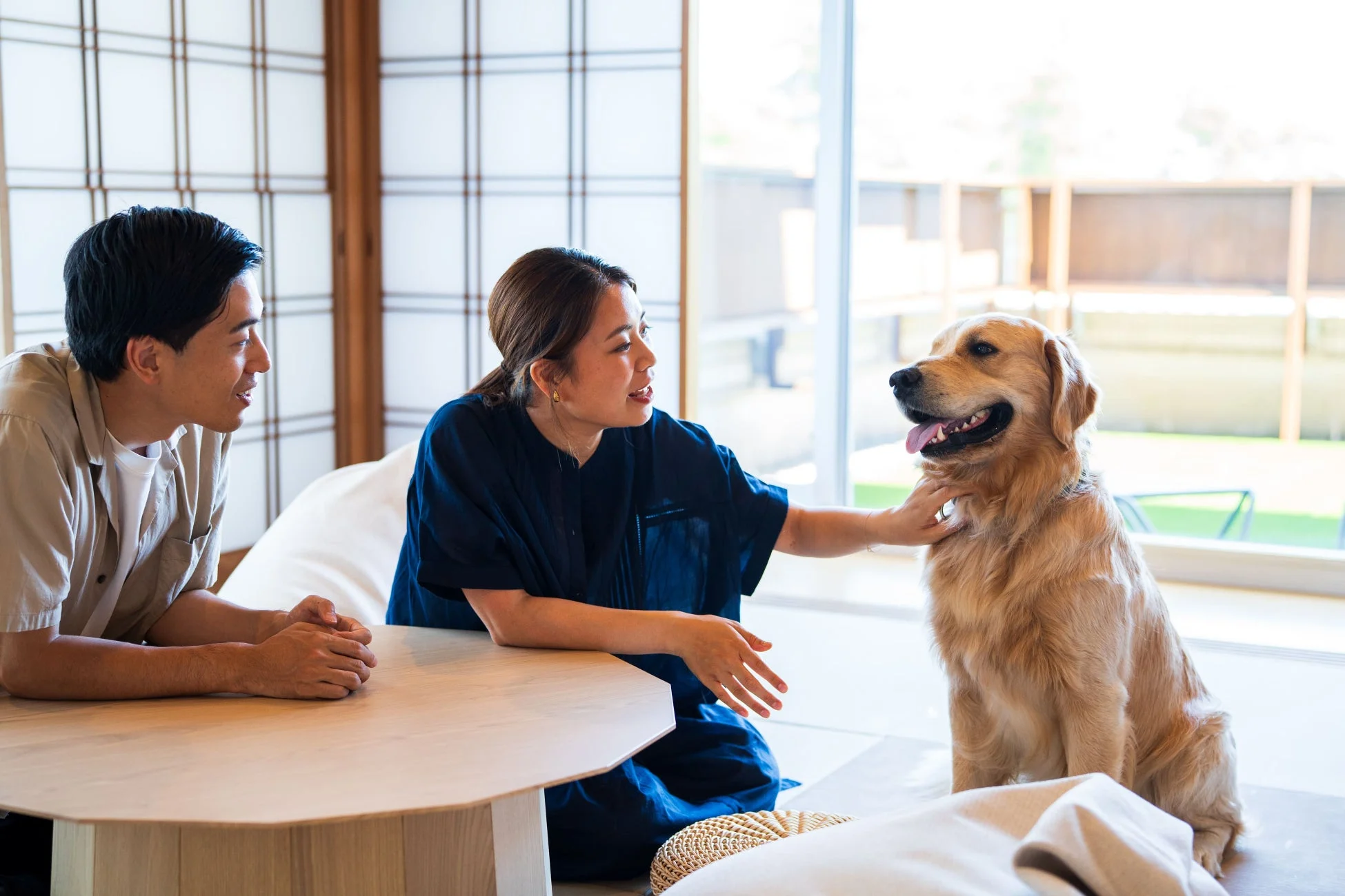 愛犬と触れ合うカップル